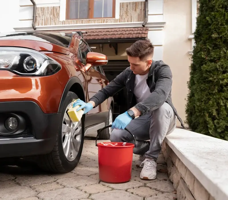Lavage auto à domicile Saint-Cassin : professionnel intervenant sur un véhicule